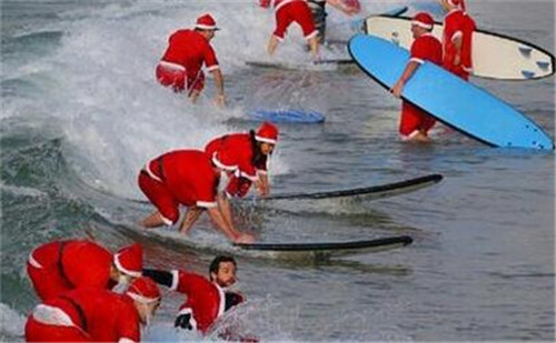 320名圣诞老人整体冲浪？？？八一八圣诞节奇闻趣事
