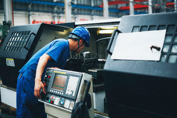 曾梦想当厨师，，，，，，却成数控车工巨匠