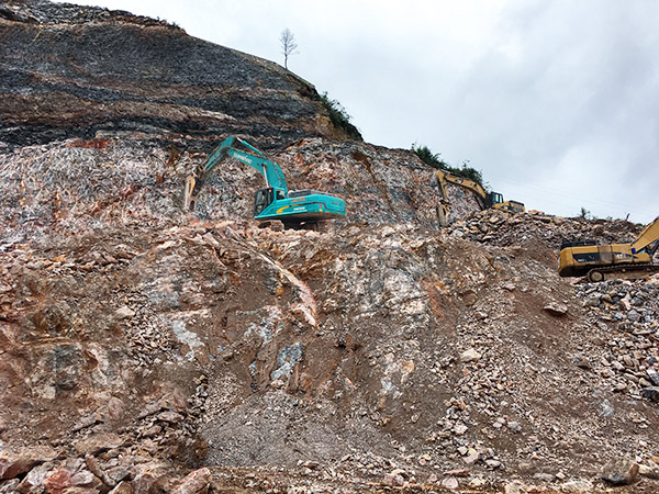 看石场风云怎样演绎？？？？恒峰g22智能矿山战神SWE470E大型挖掘机一锤定音！