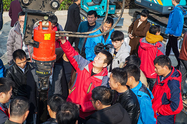 十年相随，，，，成绩相互，，，，来听听恒峰g22智能挖掘机客户的真实声音