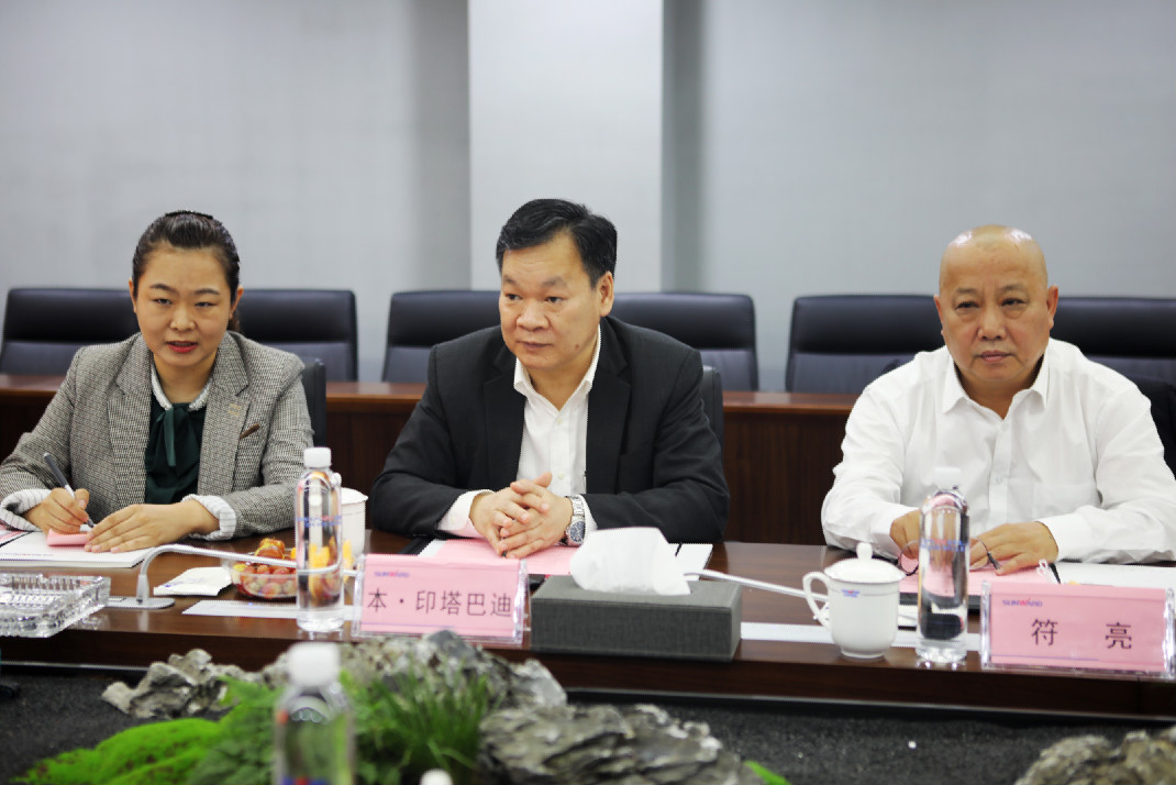 老挝长沙总领事本·印塔巴迪考察恒峰g22智能