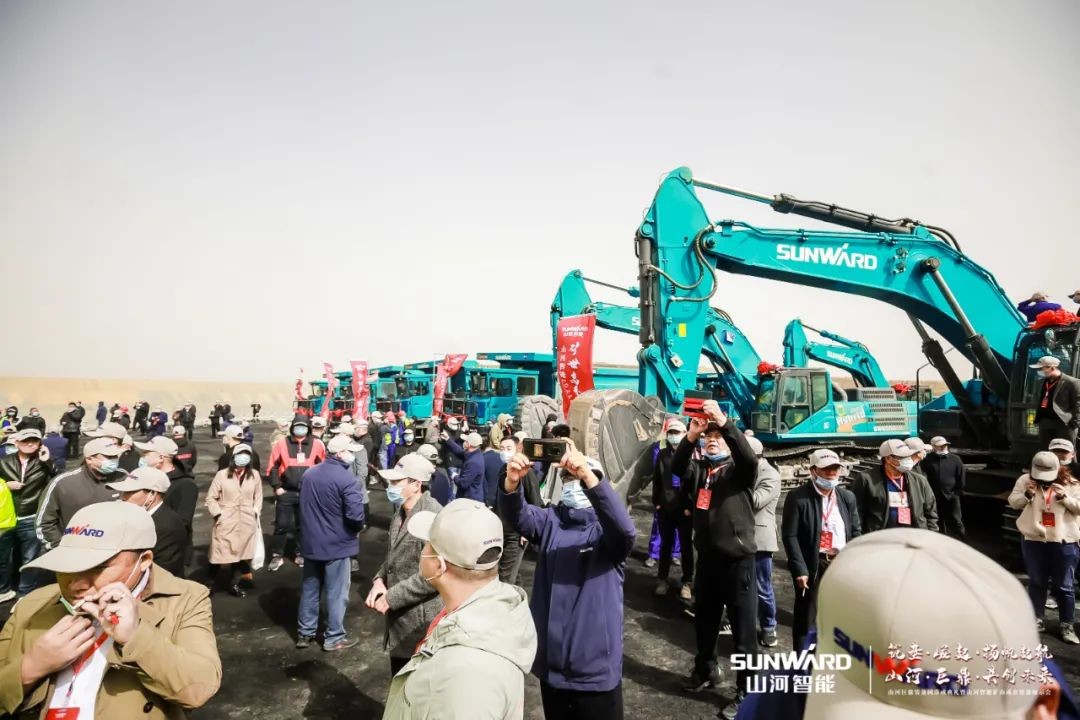 “矿”世能手，，，齐聚恒峰g22智能挖掘机操作手挑战赛