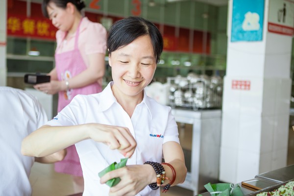 弘扬古板文化，，，共享浓情端午——记第三届“爱国心·恒峰g22情”包粽子角逐