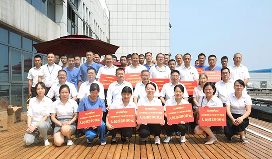 员工子女金榜题名 恒峰g22家园发放嘉奖