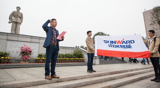 爱岗敬业，，，，，，践行雷锋精神