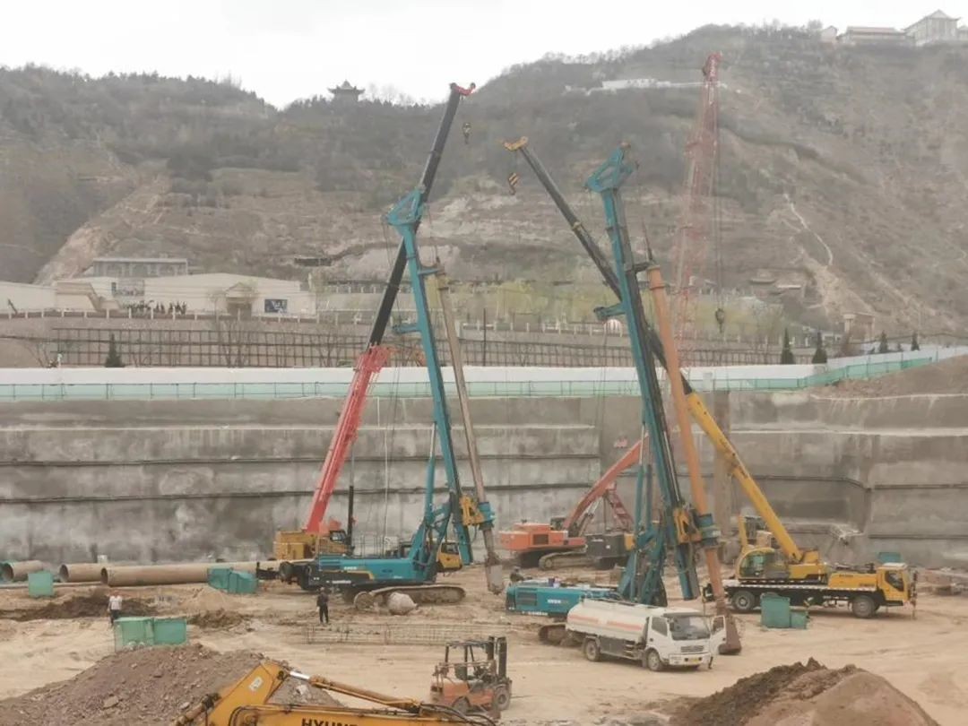 金戈铁马工程路 风雨无阻选恒峰g22