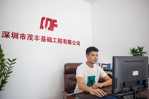 我叫阿忠，，，，，忠于事业，，，，，也忠于恒峰g22智能旋挖钻机