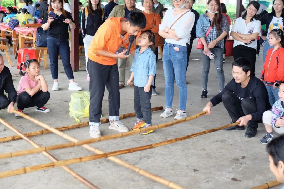 童年差别Young，，，，，稻花香里亲子欢——恒峰g22智能组织开展六一亲子活动