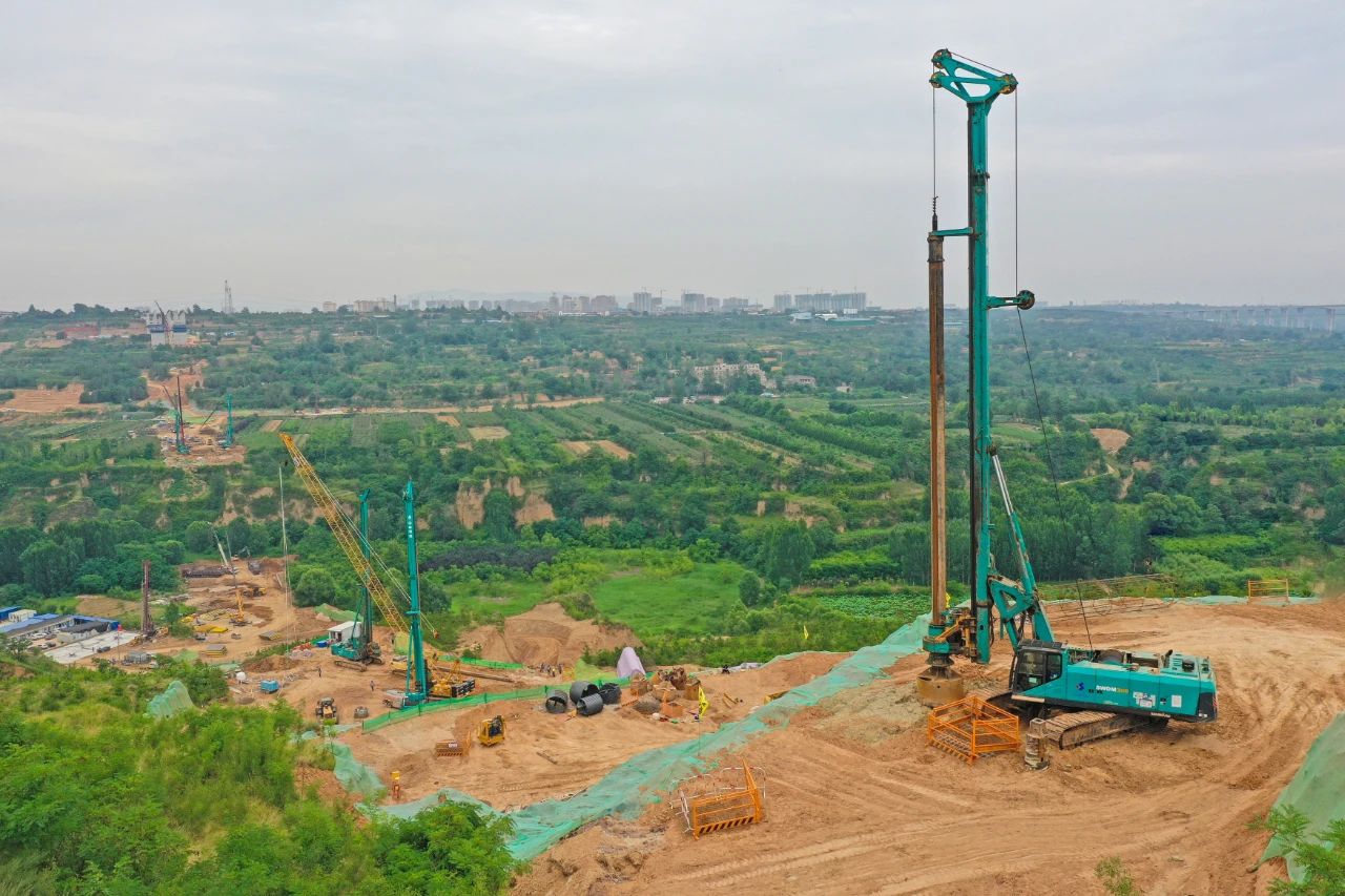 天堑施工，，，，，玉皇阁二号特大桥桩基主力军是恒峰g22智能旋挖钻机 | 百年风华筑漂亮恒峰g22（3）