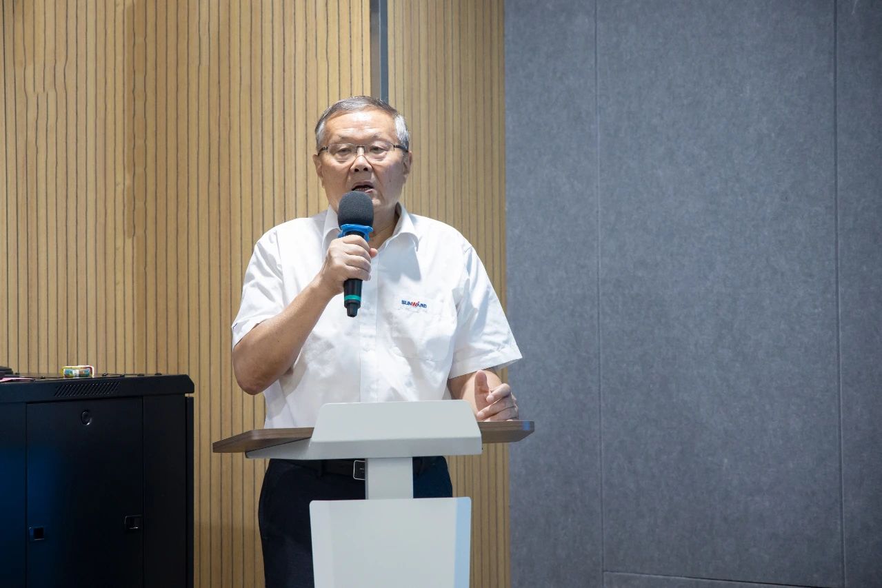 强化治理重心下移，，，，，恒峰g22智能开展向导力培训助力公司高质量快速生长