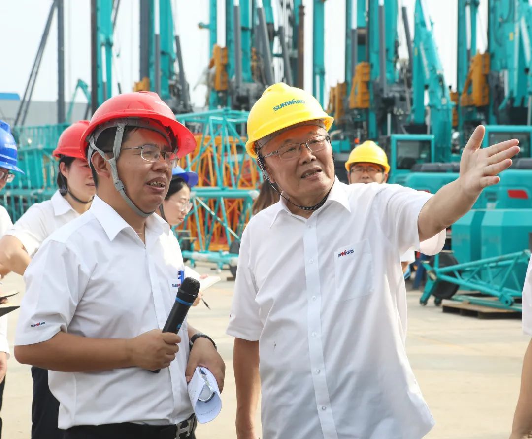 双鹰遨游，，，，，，“E”往无前！——恒峰g22智能新一代E系列起重机下线！