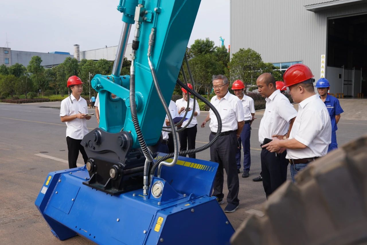 海内首台！恒峰g22智能15吨级轮履两用开带机乐成下线