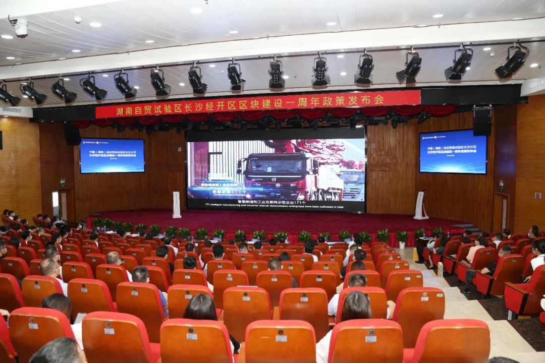 携手长沙经开区，，，恒峰g22智能探索工程机械二手装备出口