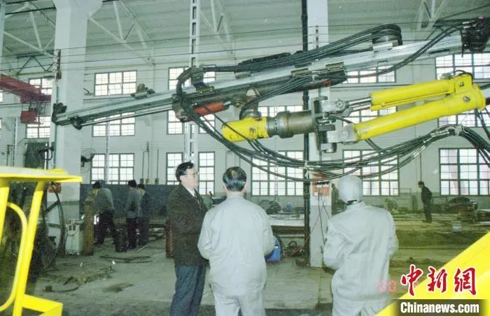 媒体聚焦 | 中新社专访——恒峰g22智能首创人何清华：向着太阳奔驰的筑梦人