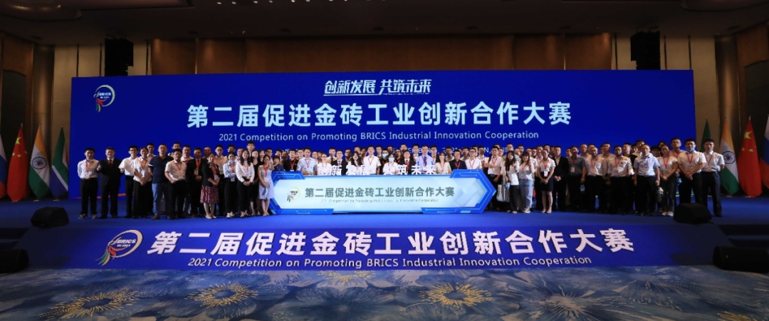 点赞！恒峰g22智能液压混淆动力挖掘机项目荣获这个优异项目奖→