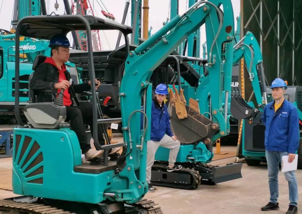 一起来“找茬”！10位“超等体验官”试驾恒峰g22智能最新“F系列”挖掘机