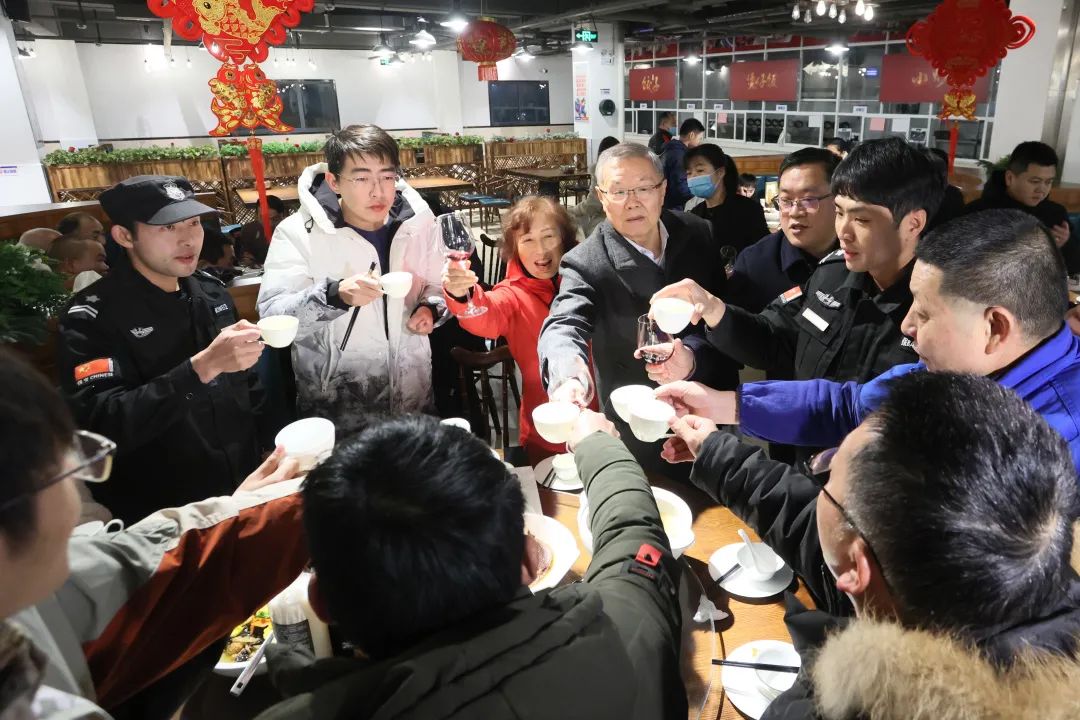 恒峰g22智能董事长何清华与留厂员工一起过大年！