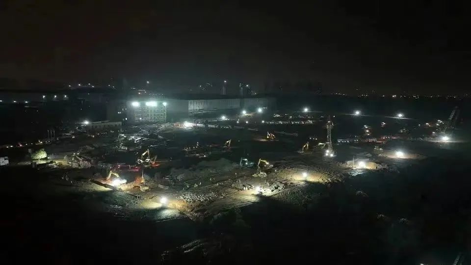 冲锋一线显继续！恒峰g22智能挖掘机助力长沙方舱医院建设