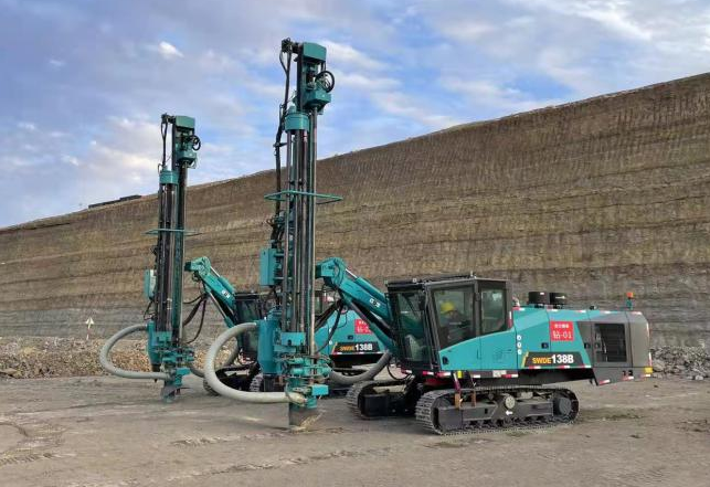 携手战边疆！恒峰g22智能潜孔钻机助力弘大爆破新疆奇台项目建设