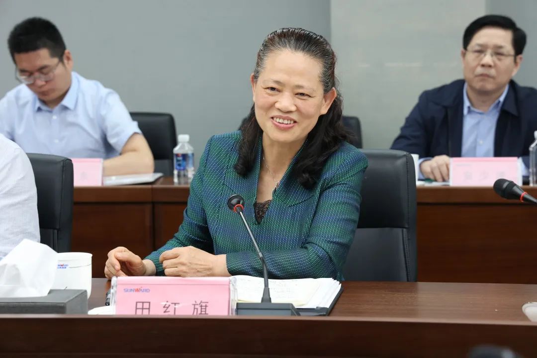 深化产学研相助！中南大学校长、中国工程院院士田红旗率团造访恒峰g22智能