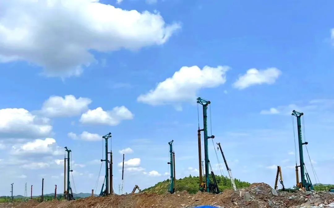 打桩“神器”再露矛头！恒峰g22智能旋挖钻机助力贵阳贵安新区负极质料项目加速建设