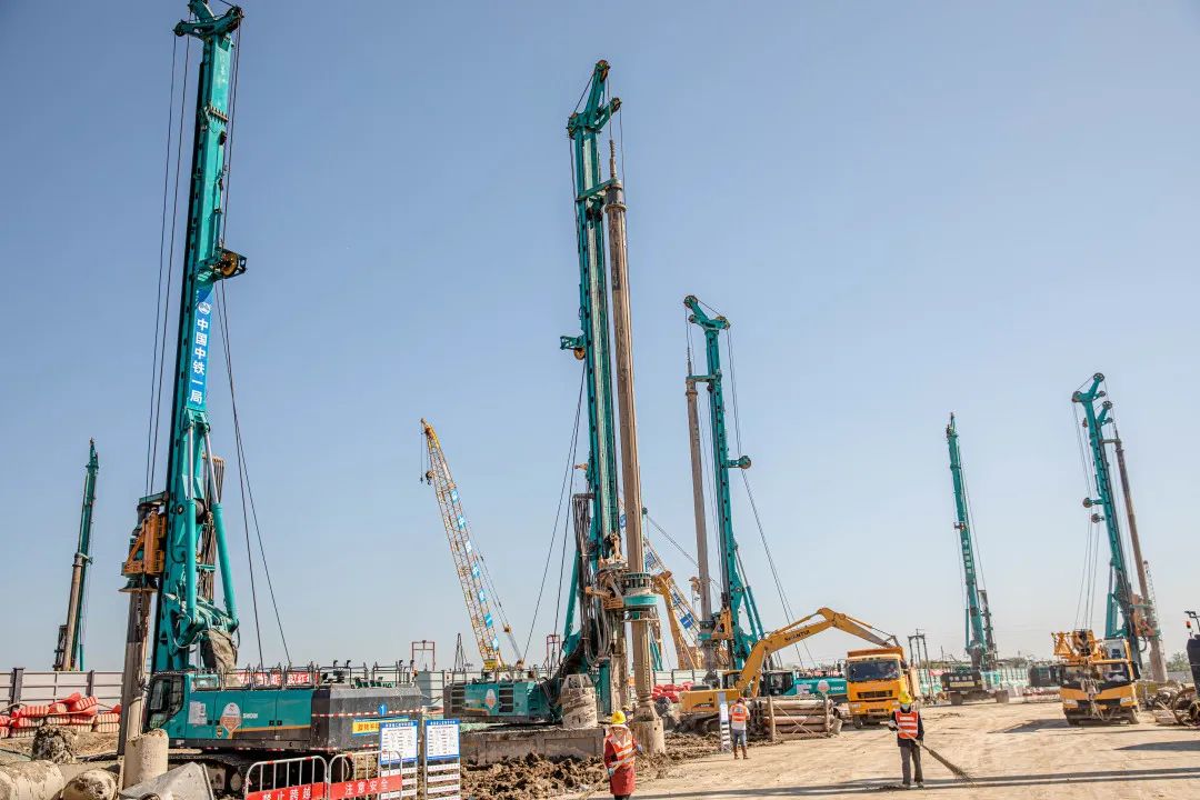 “恒峰g22绿”再现大湾区！恒峰g22智能旋挖钻机组团助建广州白云机场项目