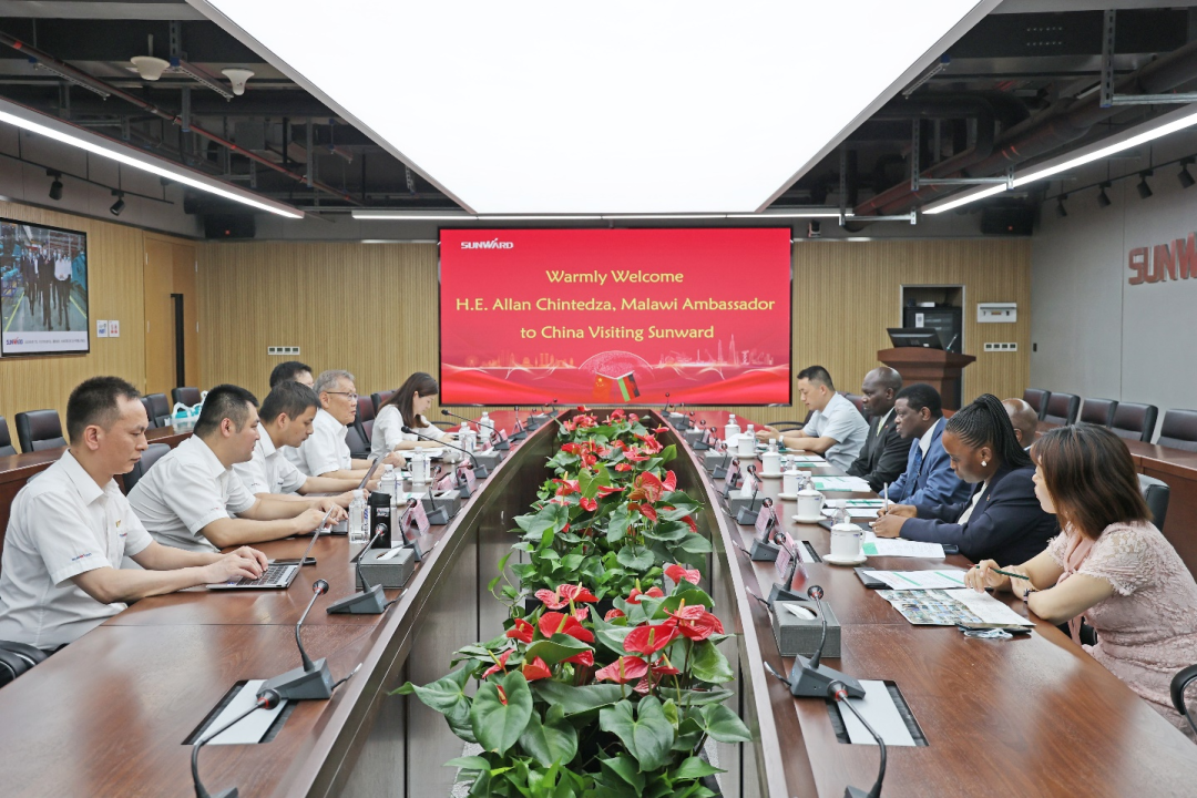 马拉维大使一行考察恒峰g22智能