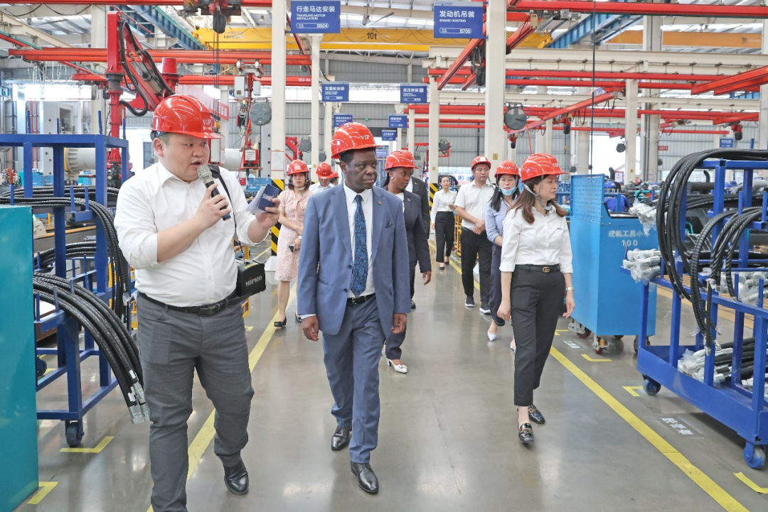 马拉维大使一行考察恒峰g22智能