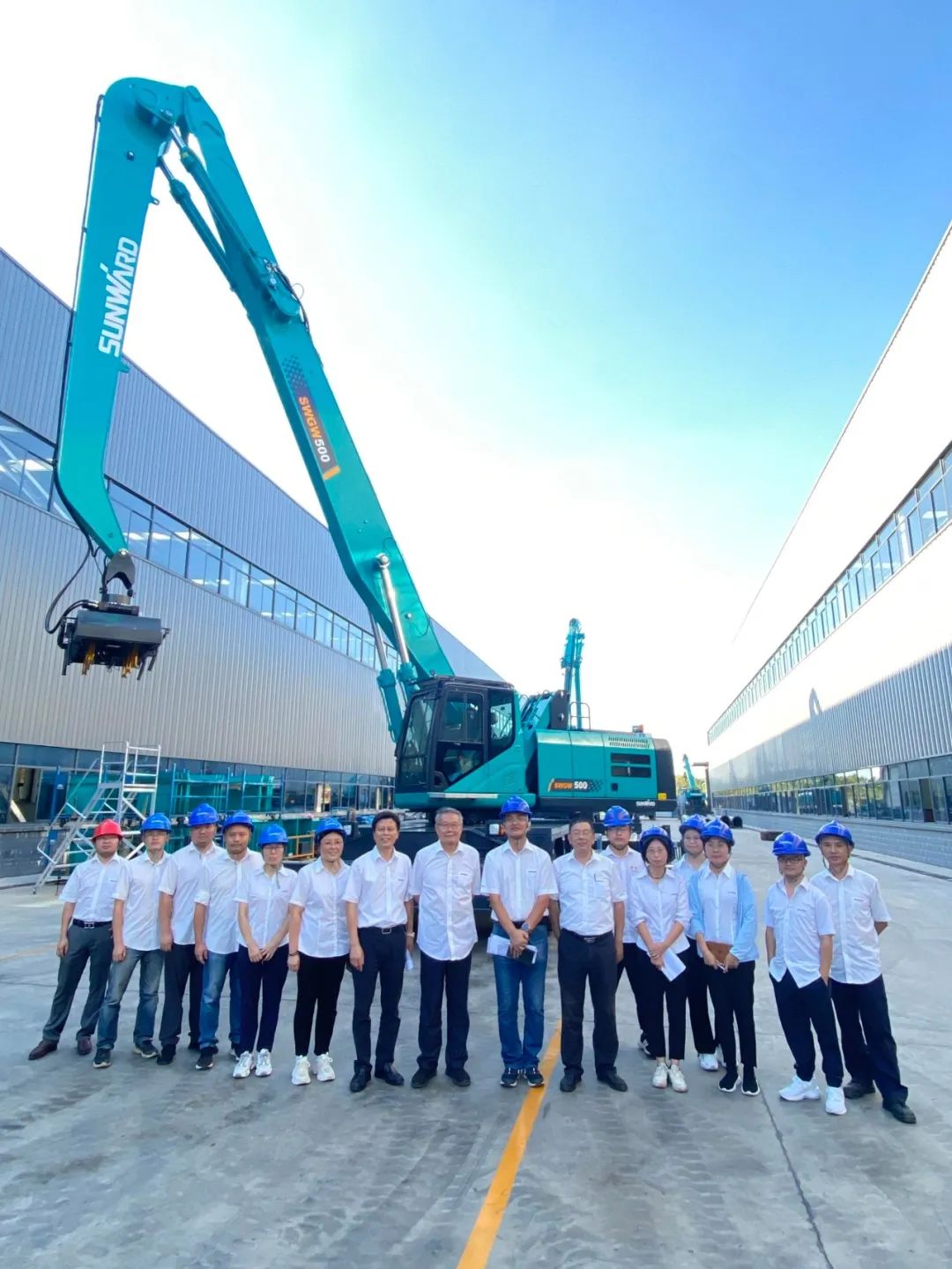 作业幅度达18米，，，，，恒峰g22智能首台轮式抓料机乐成下线