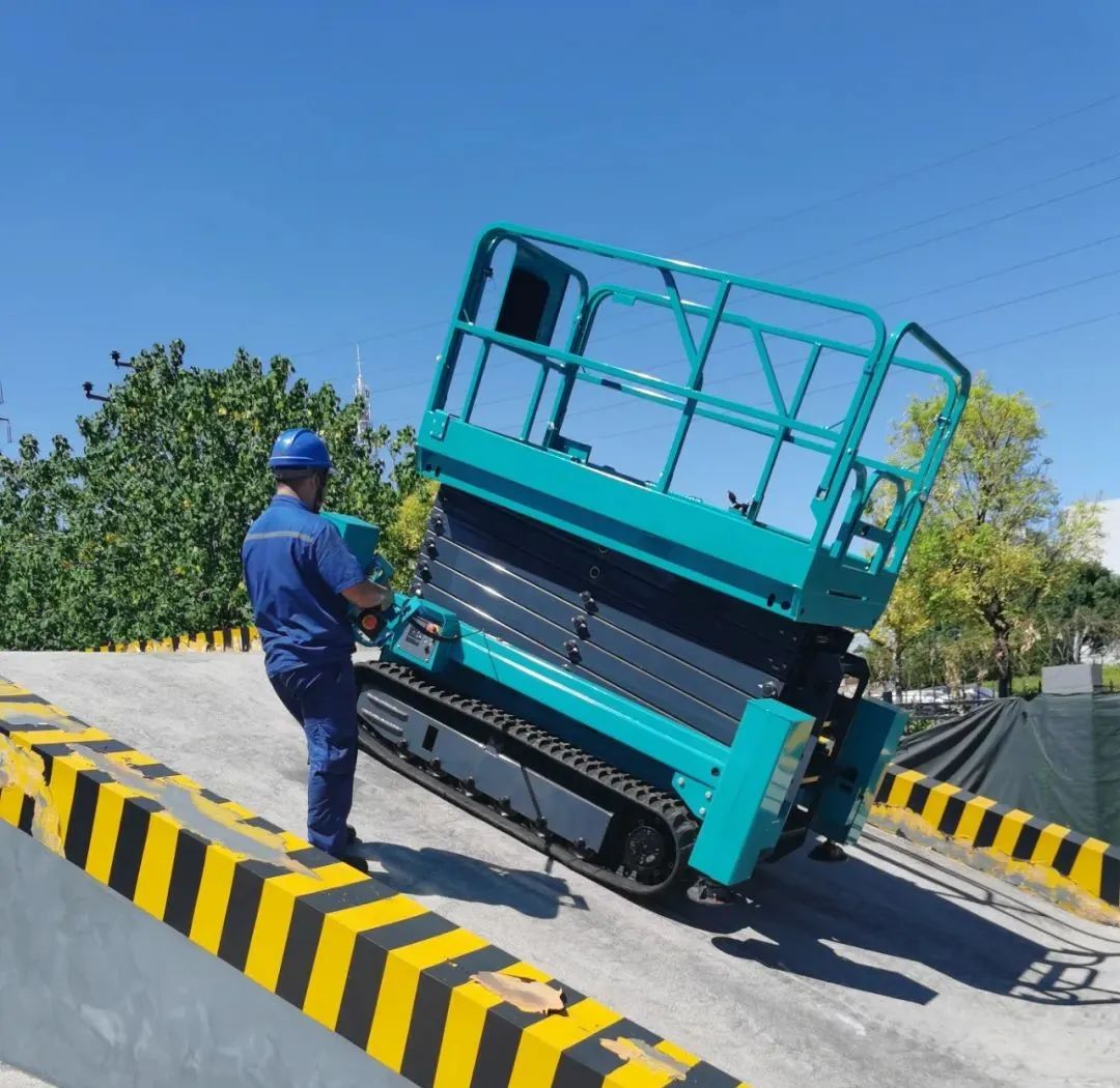 加速电动化产品结构，，，恒峰g22智能第一款履带剪叉式高空作业平台来了！