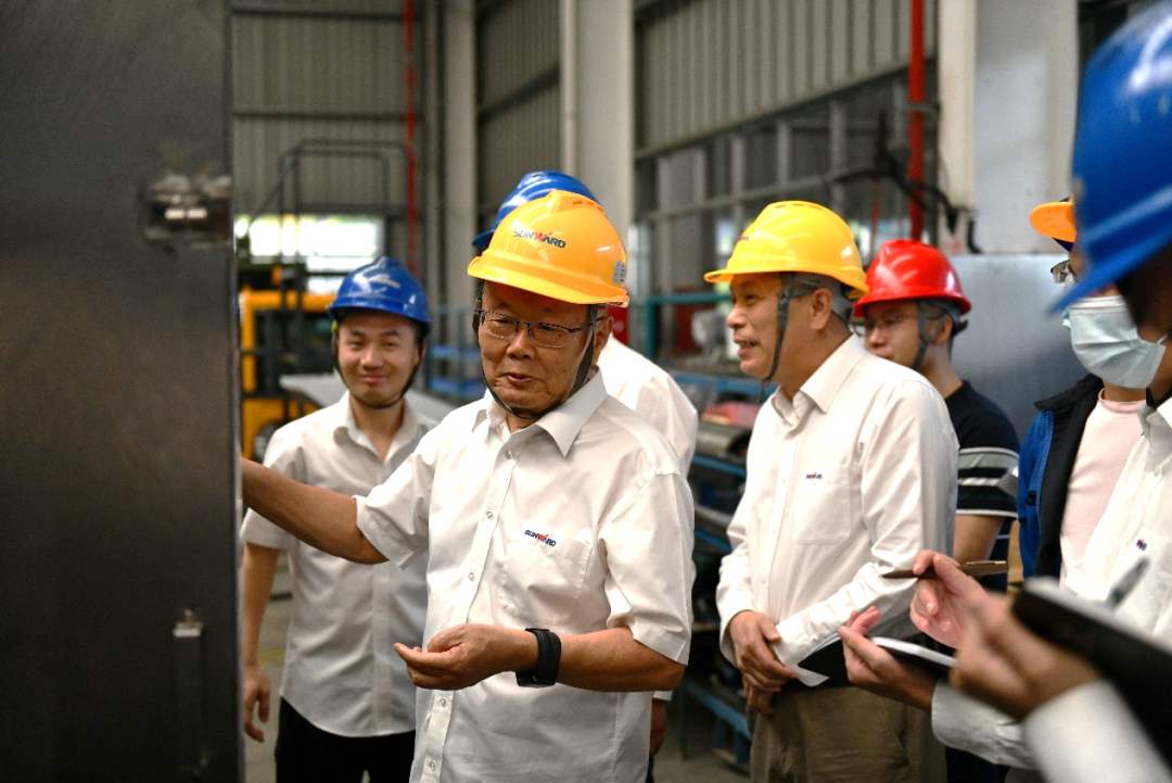 “王炸”！恒峰g22特装全自动捣炉车乐成下线