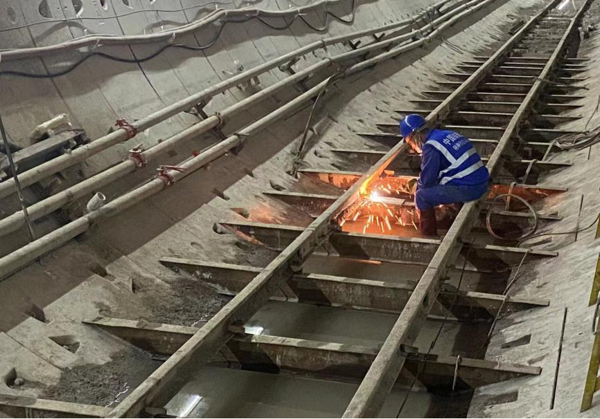 再传喜报！中铁恒峰g22盾构机顺遂贯串深圳地铁3号低碳站～坪西站左线