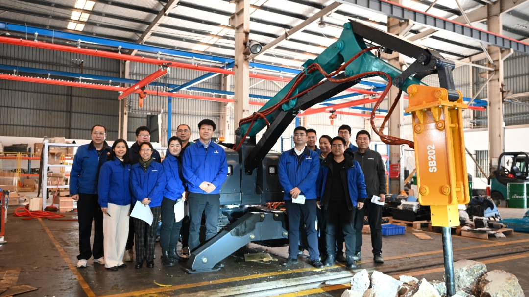 破拆应急，，，，智能继续！恒峰g22特装SWR280DE破拆机械人下线交付
