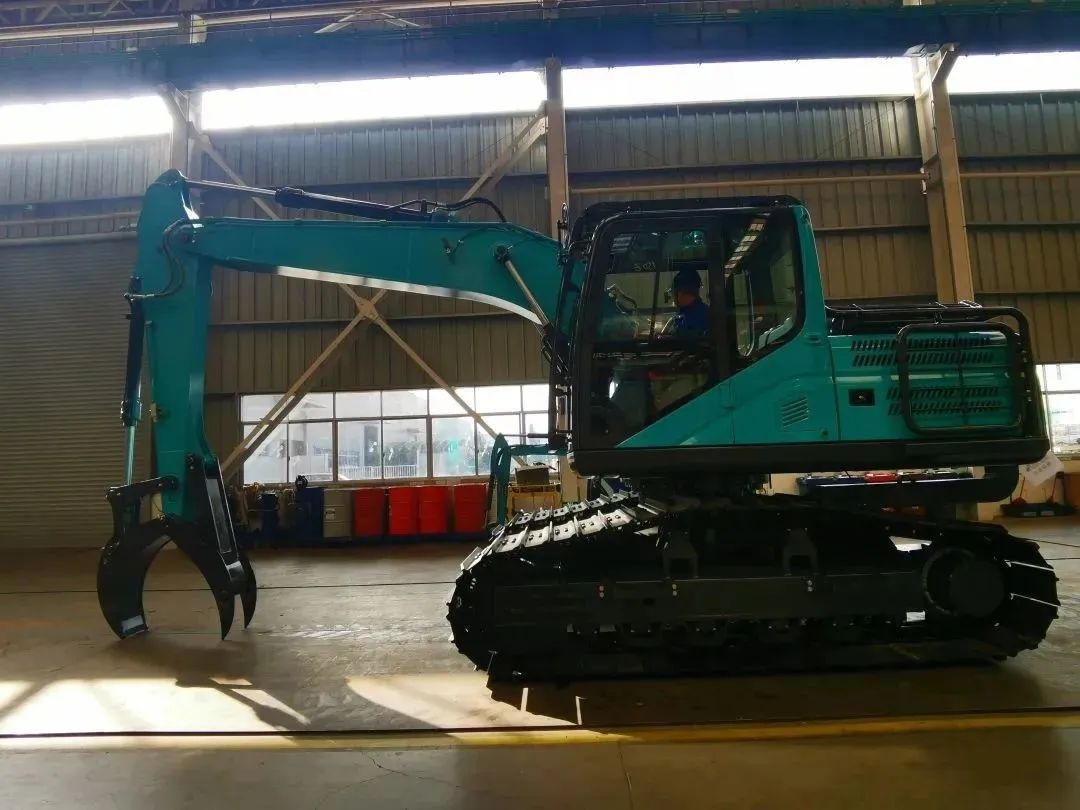 翻山越岭，，，称霸“武林”！恒峰g22智能首款中型林业挖掘机乐成下线