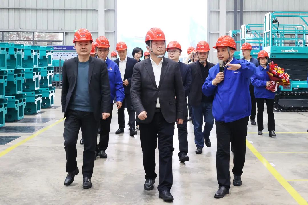 付旭明慰问恒峰g22智能市三八红旗头并督导清静生产事情