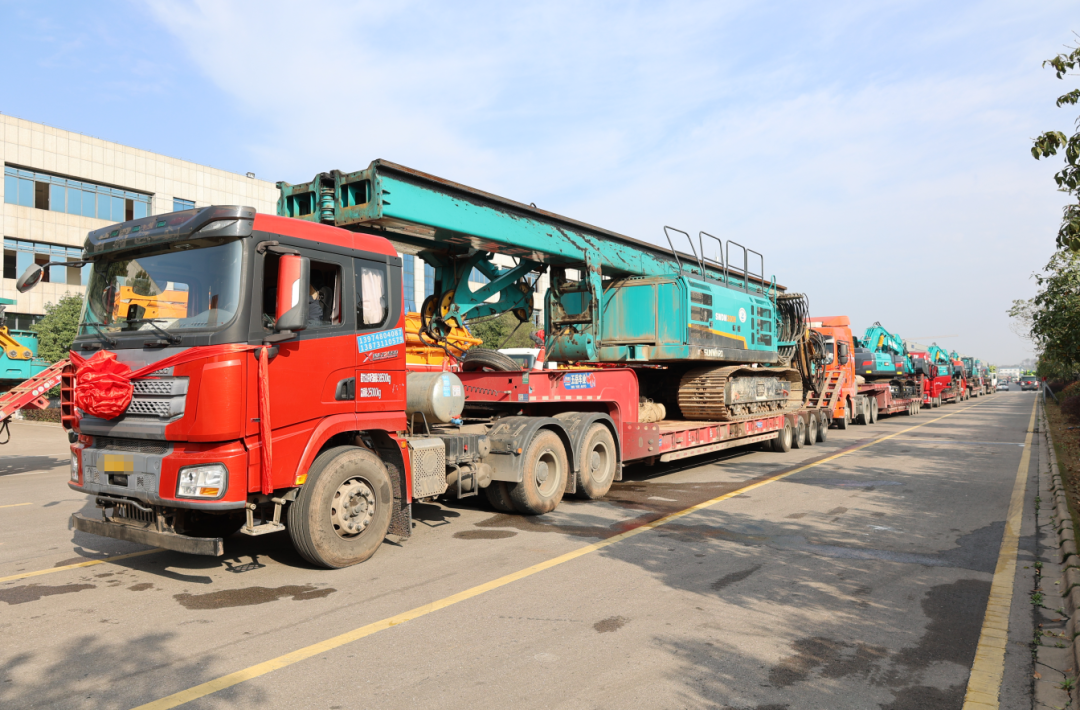 乘着自贸区刷新的春风，，，恒峰g22智能二手工程机械扬帆出海