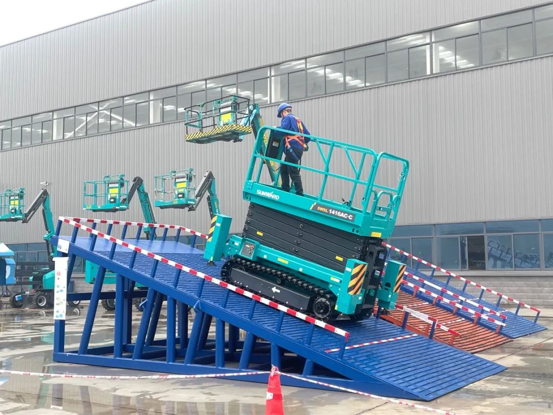 出厂即“出道”！恒峰g22智能首款履带剪叉式高空作业平台批量上市