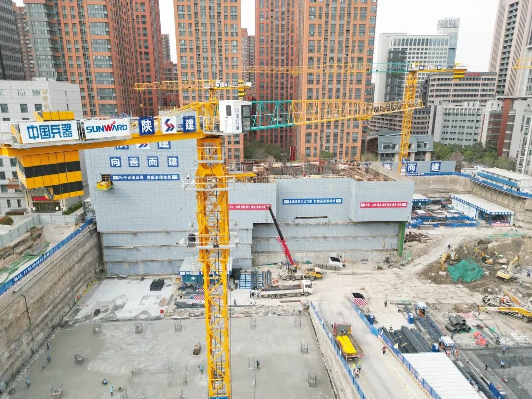 郁勃西北！恒峰g22江麓修建起重机械助建西安都会经济圈