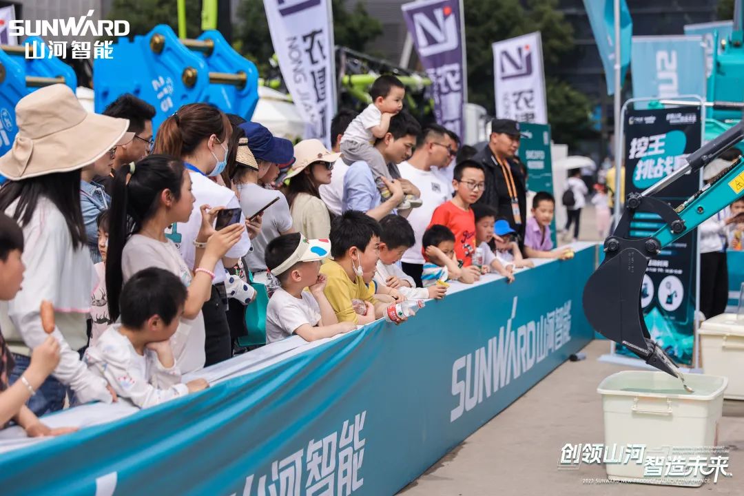 精品出击、互动一直！恒峰g22智能F系列挖掘机闪灼长沙展