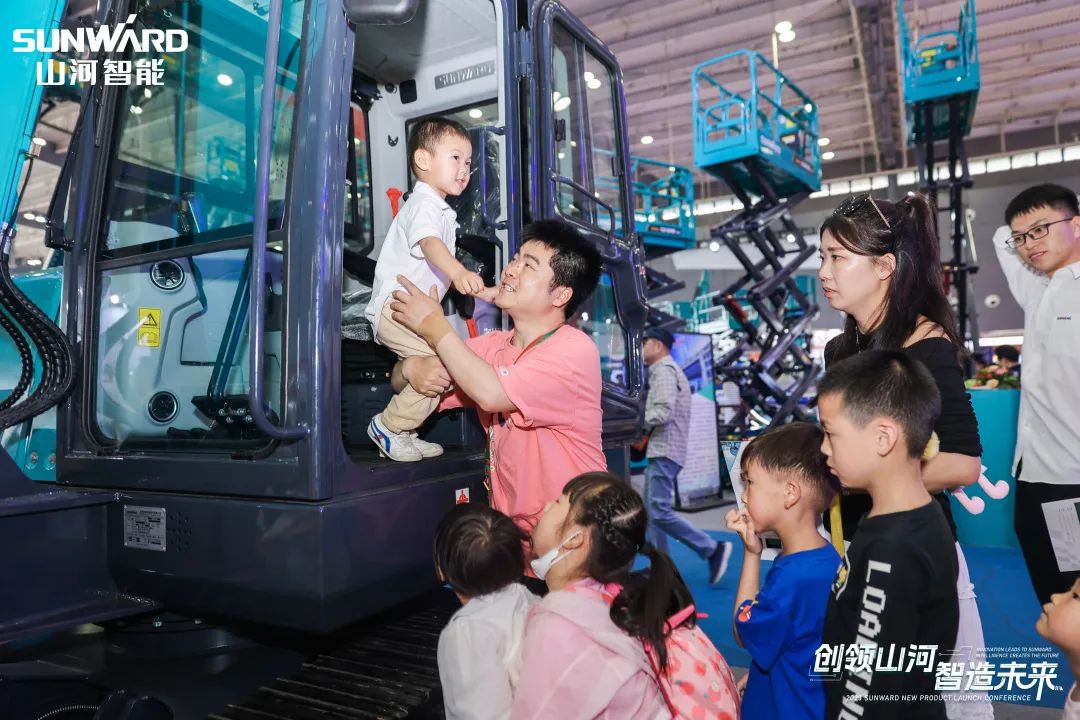 精品出击、互动一直！恒峰g22智能F系列挖掘机闪灼长沙展