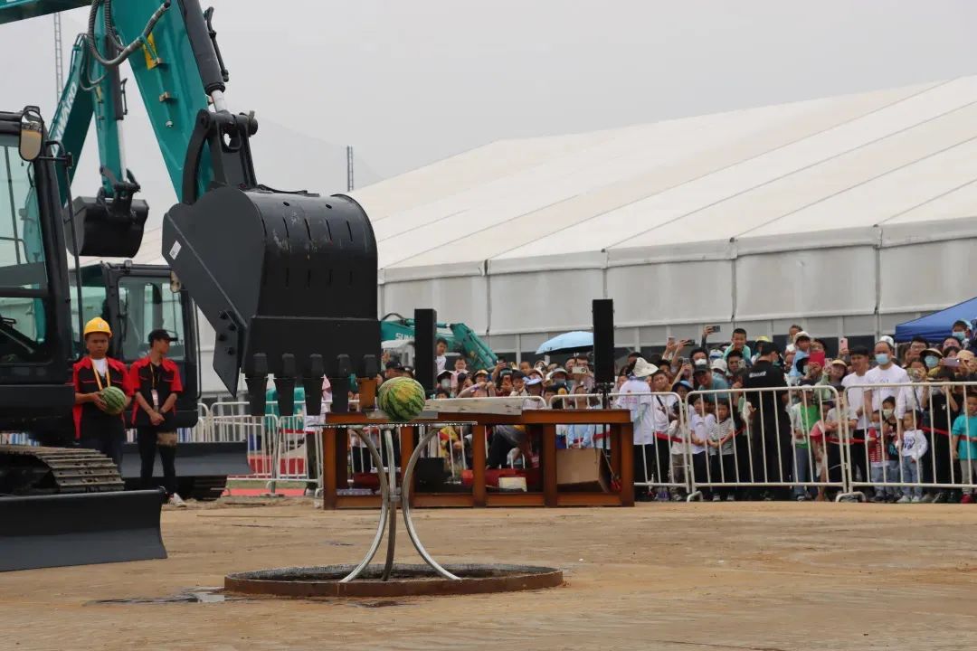 精品出击、互动一直！恒峰g22智能F系列挖掘机闪灼长沙展