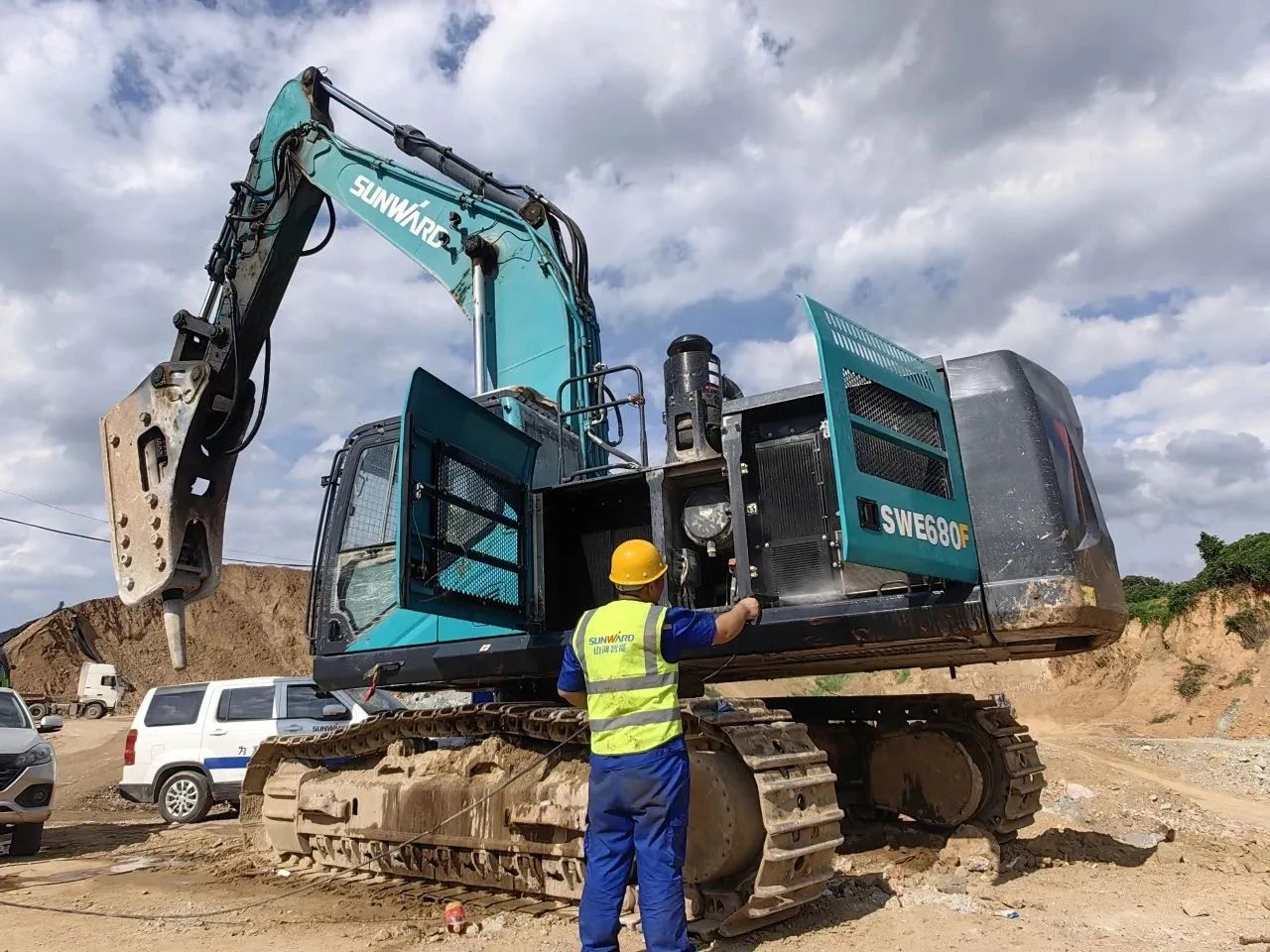 步履一直，，，，效劳不止！恒峰g22智能挖掘机效劳万里行火热举行中