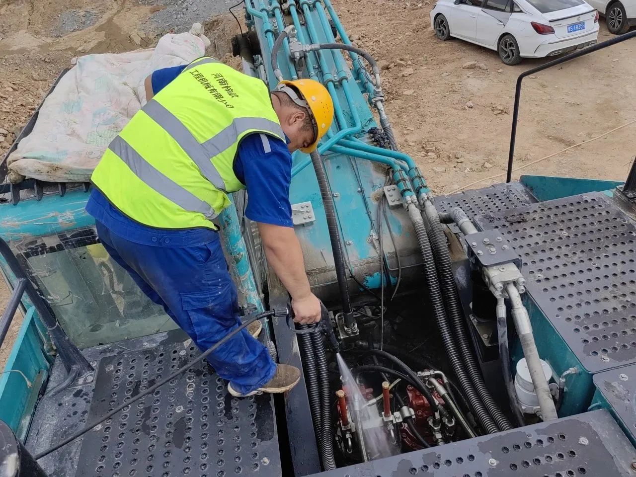 步履一直，，，，效劳不止！恒峰g22智能挖掘机效劳万里行火热举行中