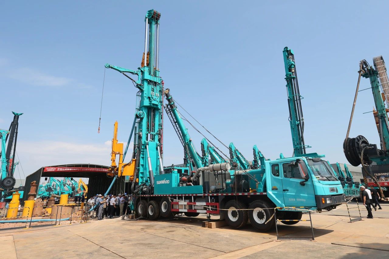 恒峰g22智能全球首创深井套管车载钻机下线宣布