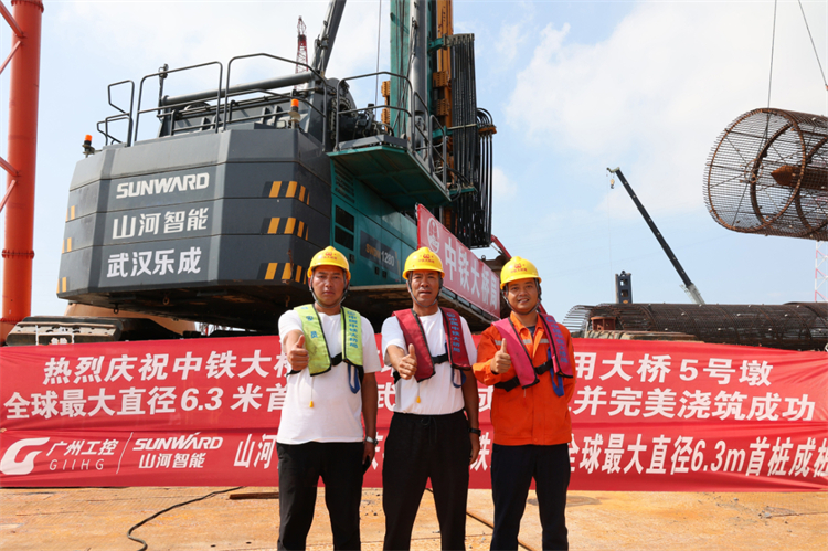 喜报！恒峰g22智能完成“全球最大”6.3米直径旋挖桩成孔成桩