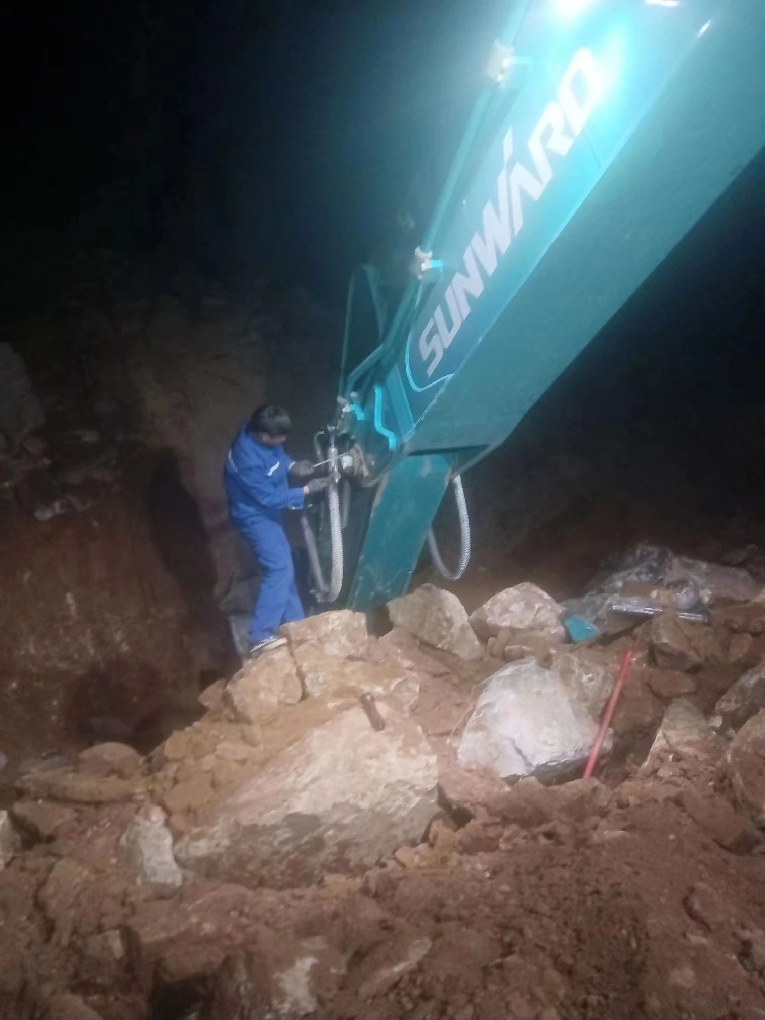 一线“热”闻 | 专业售后，，，，，，专心折务！恒峰g22智能挖掘机效劳万里行一直在路上