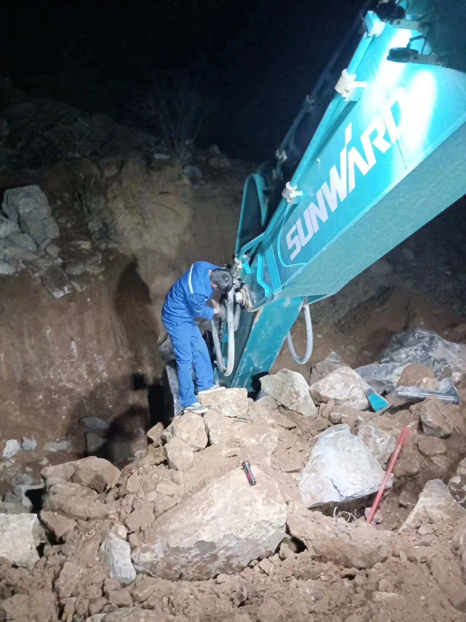 一线“热”闻 | 专业售后，，，，，，专心折务！恒峰g22智能挖掘机效劳万里行一直在路上