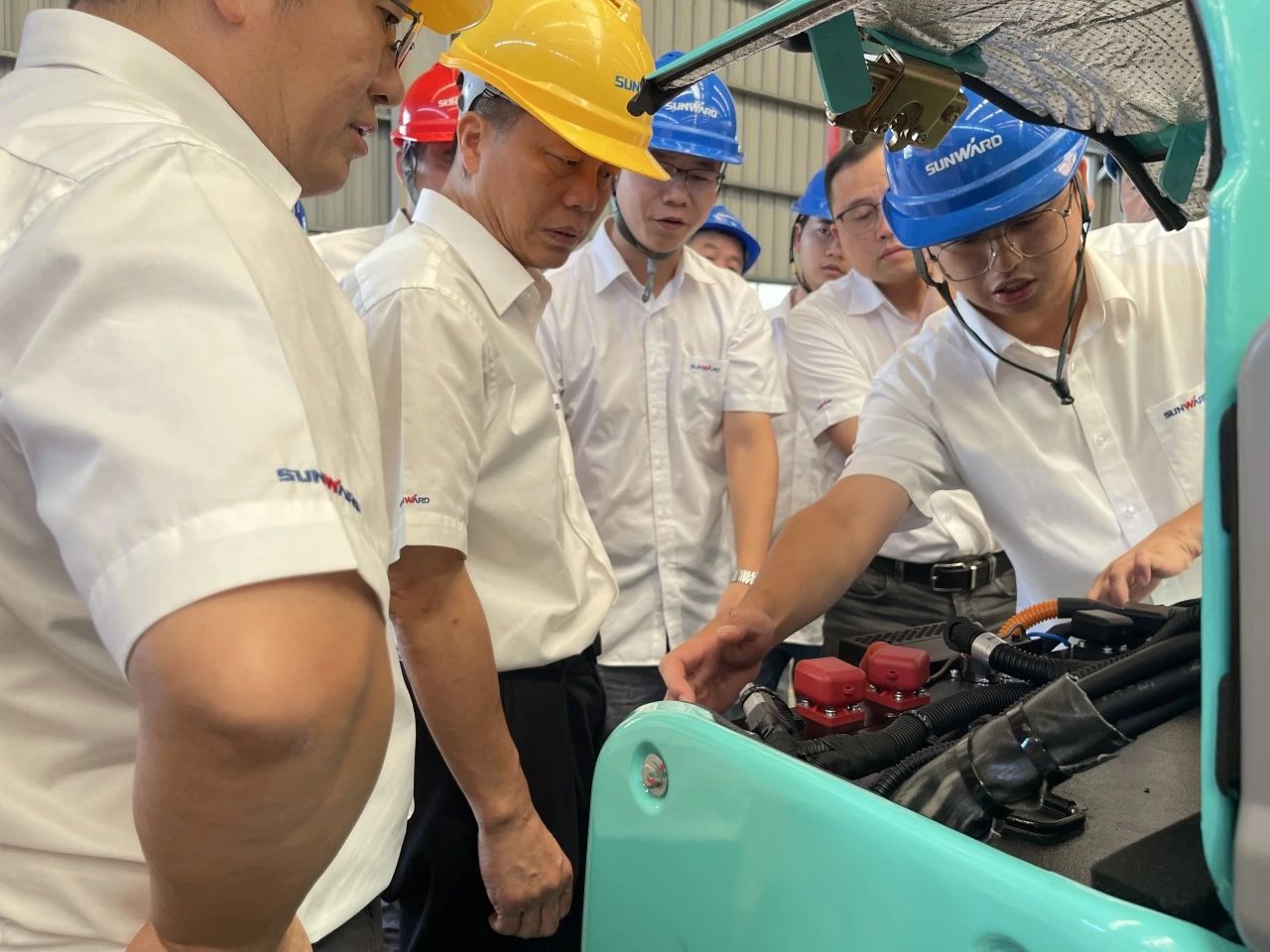 小身段，，，，，大能量！恒峰g22智能最小纯电动液压挖掘机乐成下线