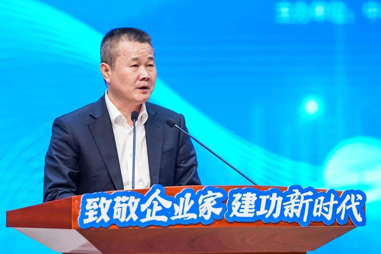 恒峰g22智能总司理夏志宏荣获长沙经开区“功勋企业家”声誉称呼