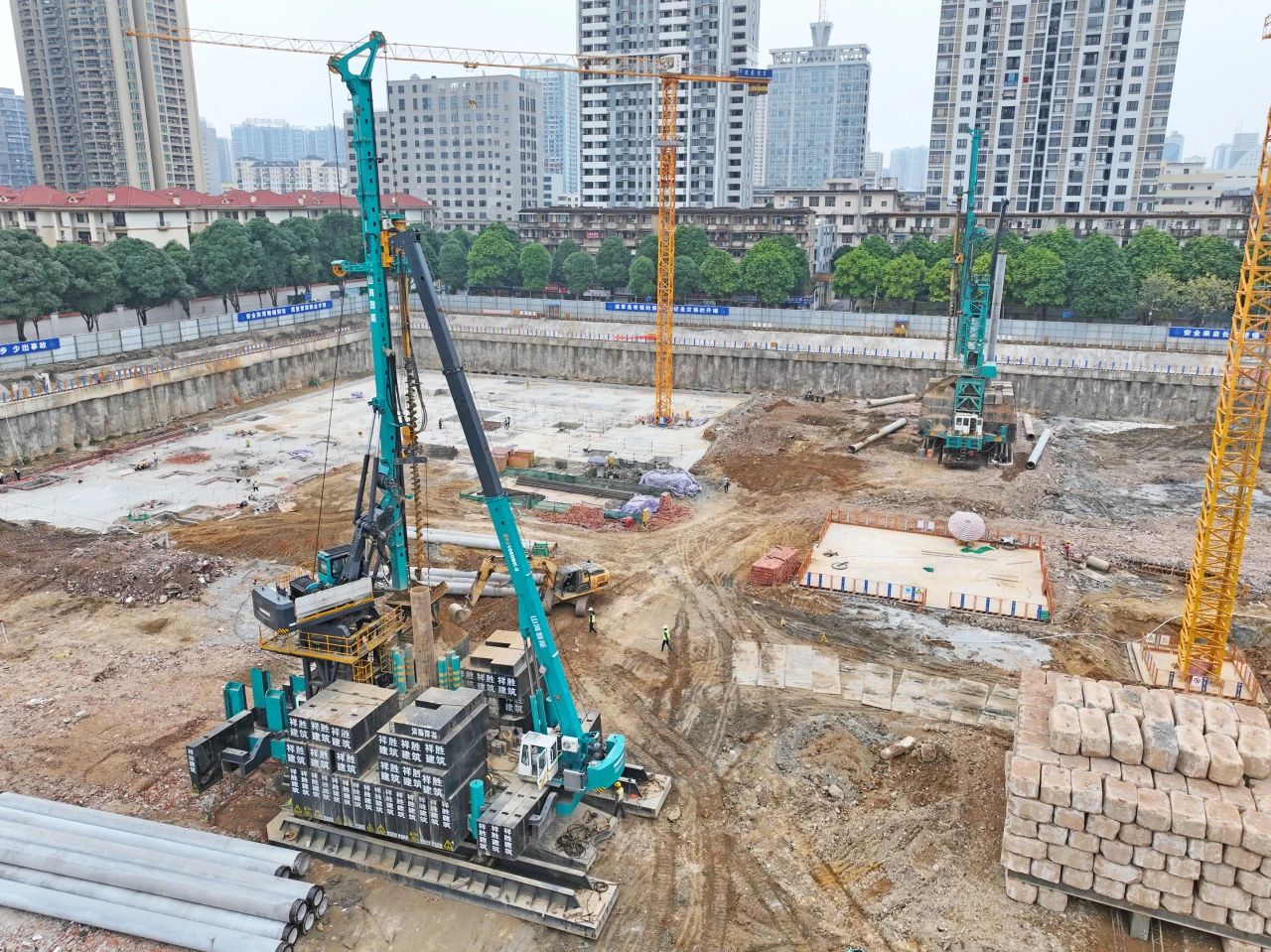 “绿巨人”显神威！恒峰g22智能引孔式静力压桩机助建“绿城”南宁民生项目